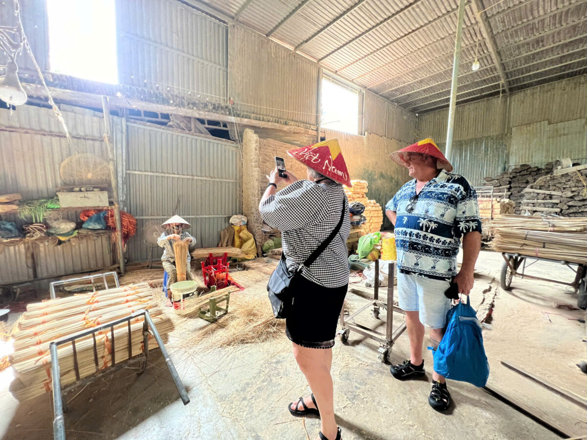 Hanoi Private Half Day Tour to Quang Phu Cau Incense Village and Chuong Conical Hat Village