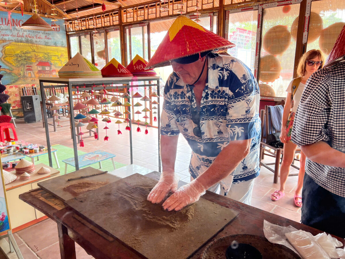 Hanoi Private Half Day Tour to Quang Phu Cau Incense Village and Chuong Conical Hat Village