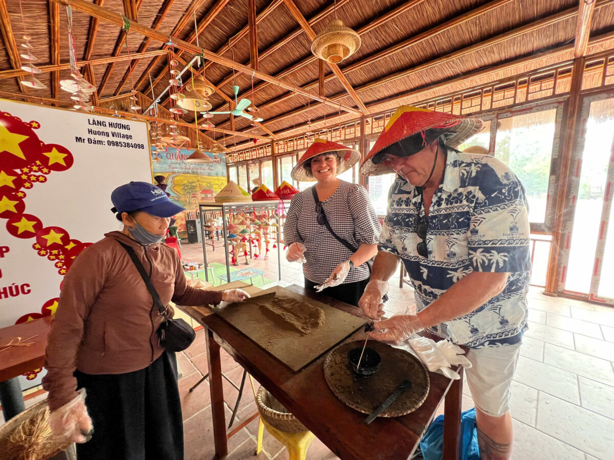 Hanoi Private Half Day Tour to Quang Phu Cau Incense Village and Chuong Conical Hat Village
