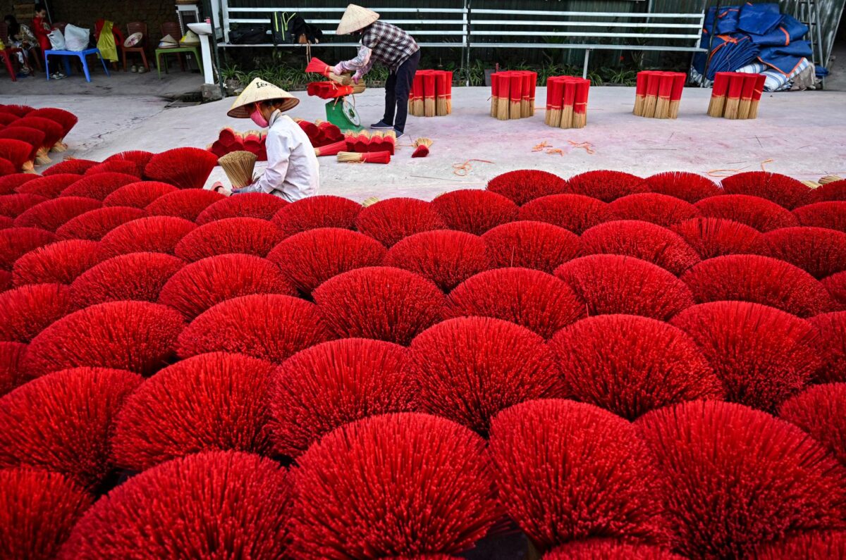 Hanoi Private Half Day Tour to Quang Phu Cau Incense Village and Chuong Conical Hat Village